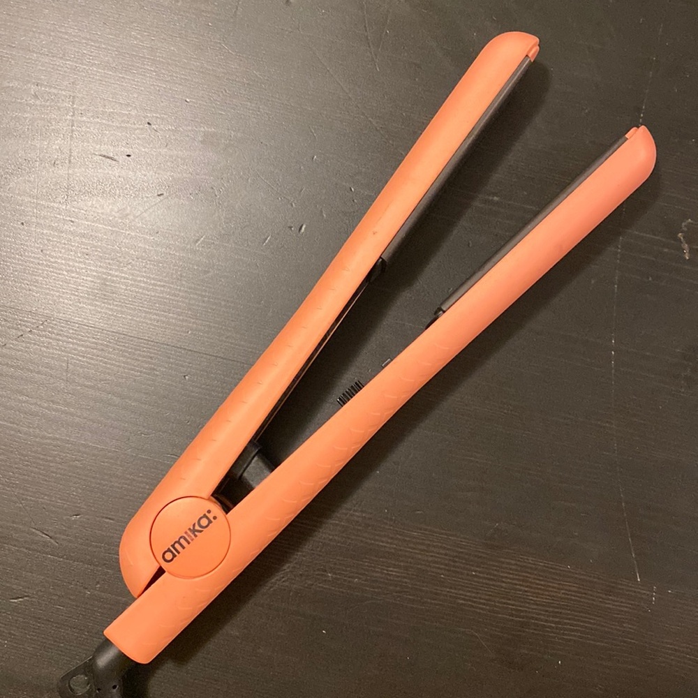 Amika straightener